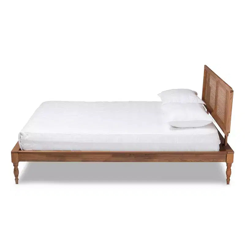 Lit plateforme en bois frêne et noyer avec tête de lit en rotin tressé
