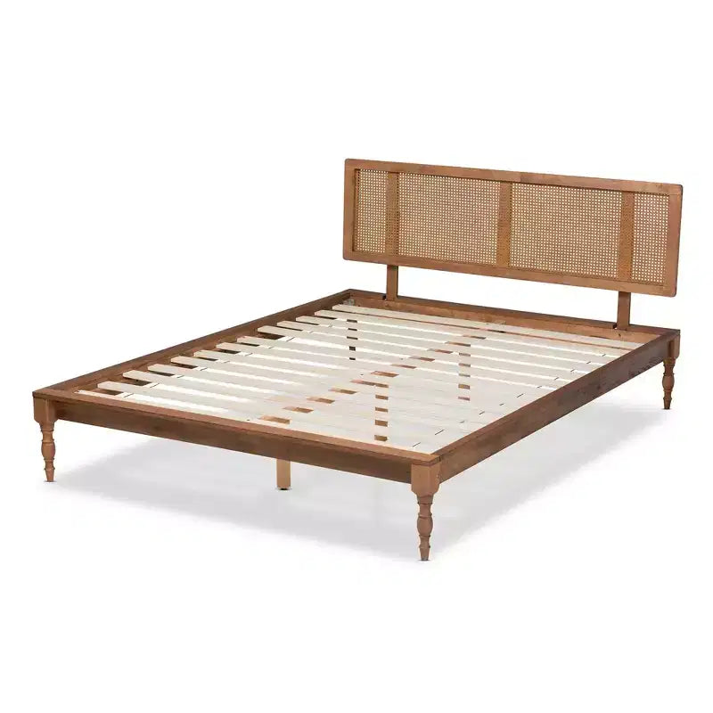 Lit plateforme en bois frêne et noyer avec tête de lit en rotin tressé