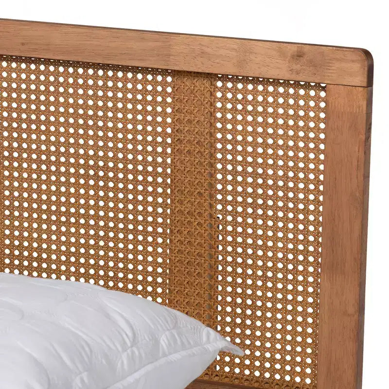 Lit plateforme en bois frêne et noyer avec tête de lit en rotin tressé