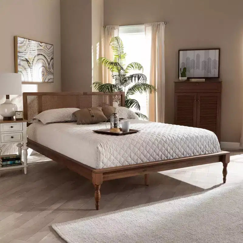 Lit plateforme en bois frêne et noyer avec tête de lit en rotin tressé