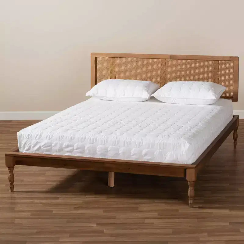Lit plateforme en bois frêne et noyer avec tête de lit en rotin tressé