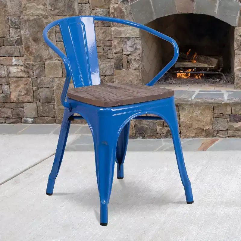 Chaise de bistrot empilable en métal avec assise et accoudoirs en bois