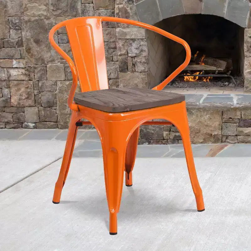 Chaise de bistrot empilable en métal avec assise et accoudoirs en bois