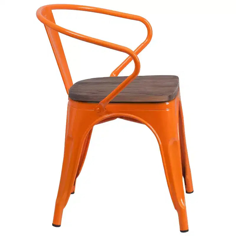 Chaise de bistrot empilable en métal avec assise et accoudoirs en bois