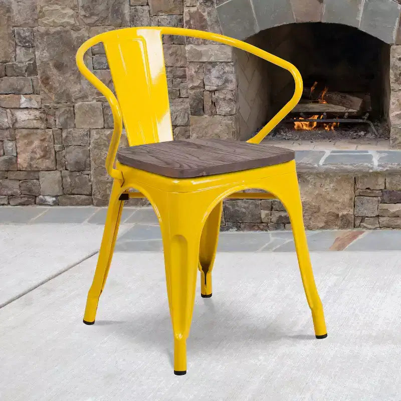 Chaise de bistrot empilable en métal avec assise et accoudoirs en bois
