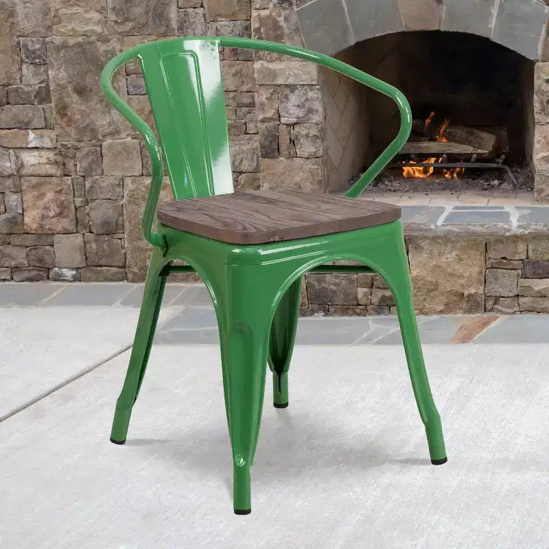 Chaise de bistrot empilable en métal avec assise et accoudoirs en bois