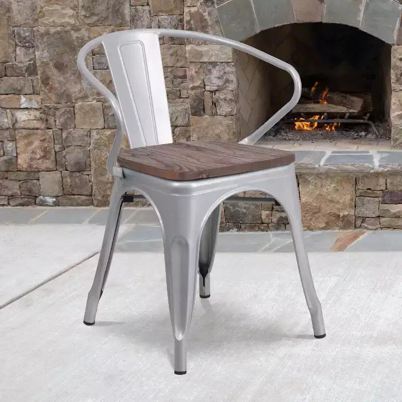 Chaise de bistrot empilable en métal avec assise et accoudoirs en bois