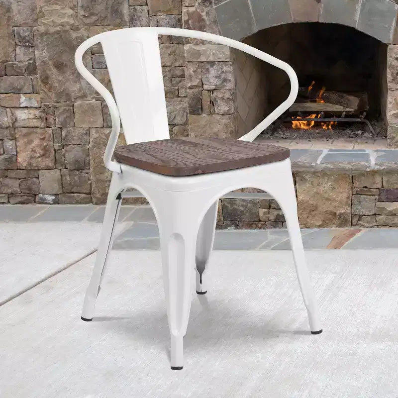 Chaise de bistrot empilable en métal avec assise et accoudoirs en bois