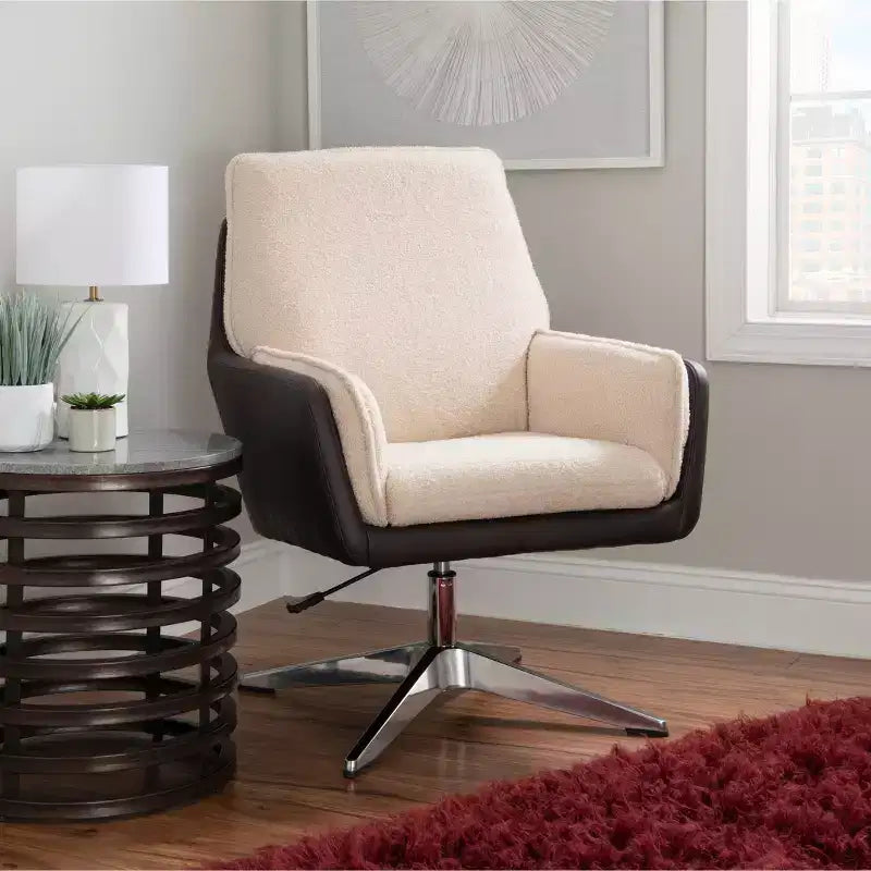 Fauteuil d'appoint pivotant en similicuir avec accoudoirs et base chromée
