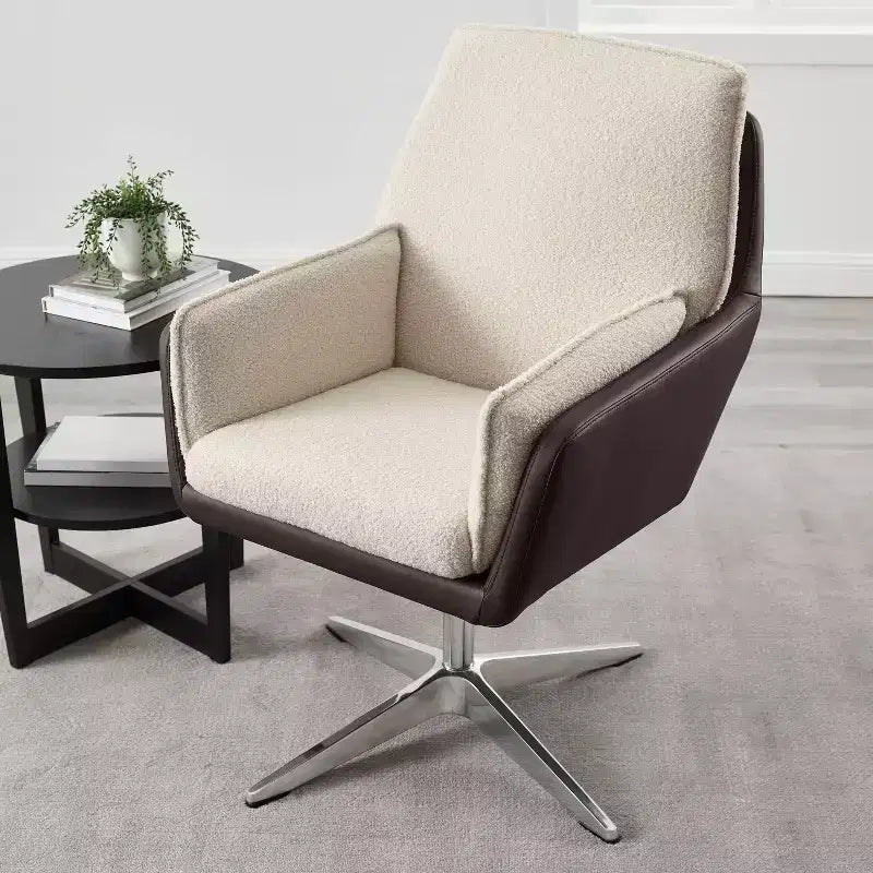 Fauteuil d'appoint pivotant en similicuir avec accoudoirs et base chromée